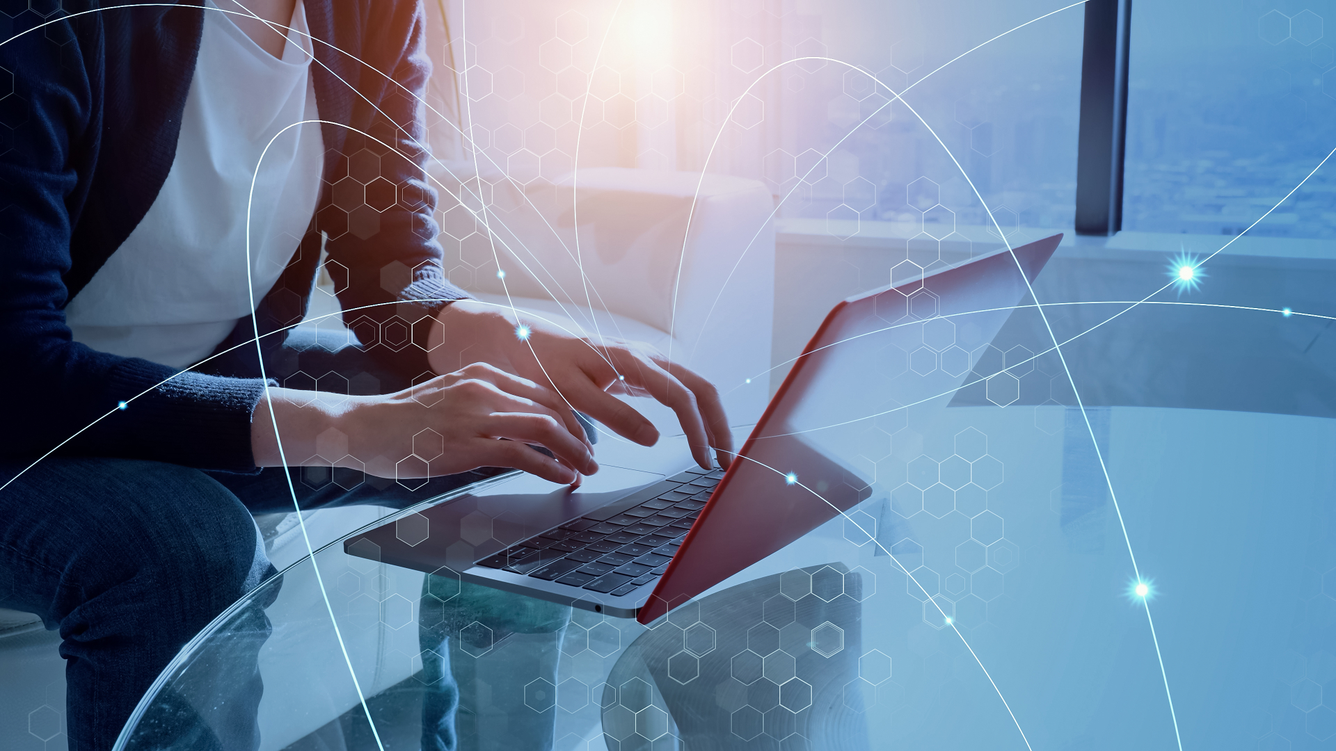 Persona che lavora al laptop con connessioni digitali