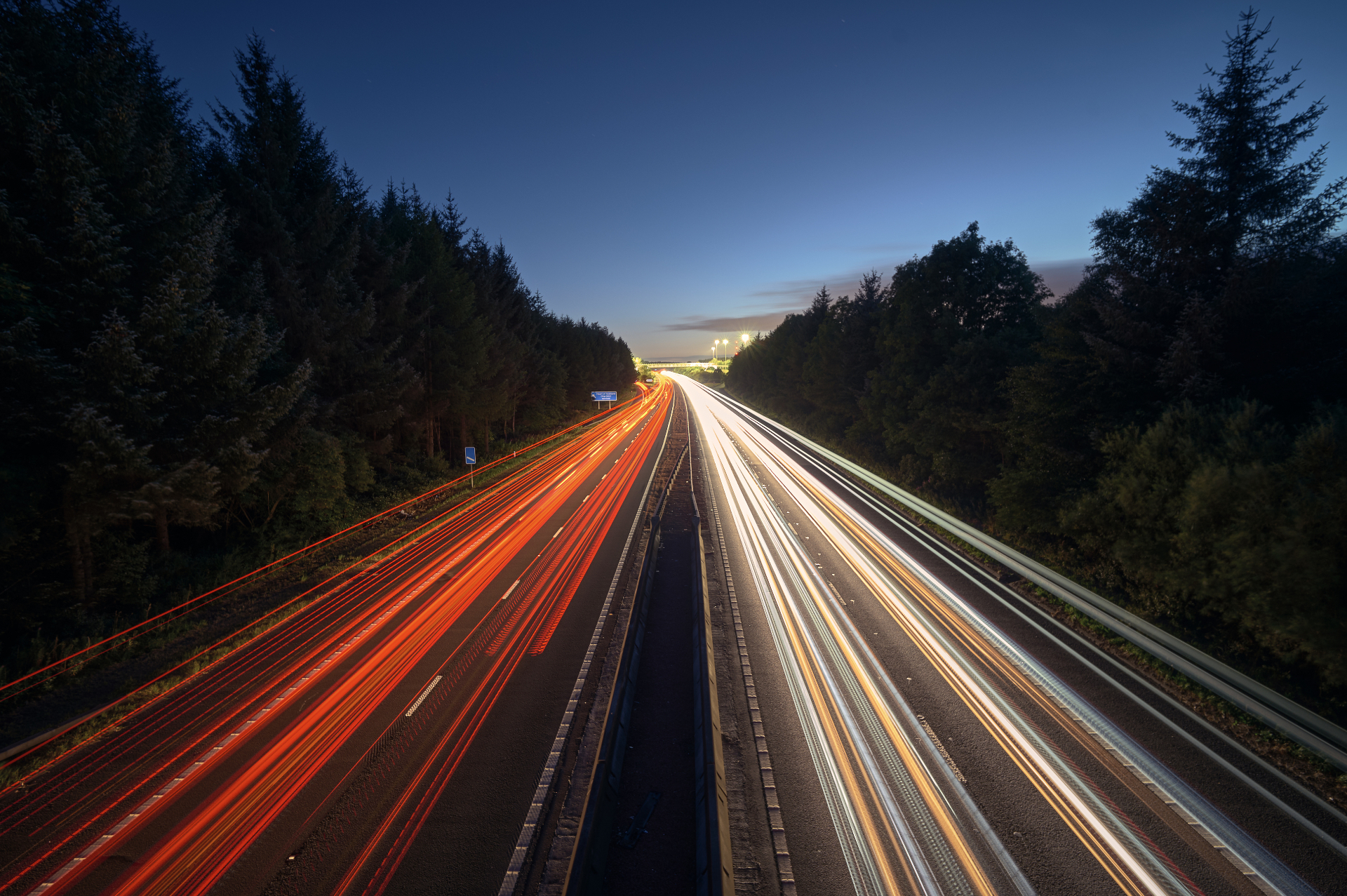 Autostrada con scie luminose